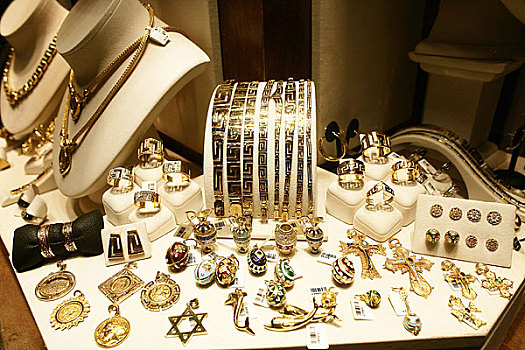 丹麥港口小鎮米澤爾法特的飾品展臺 筷子與珠寶的北歐風情