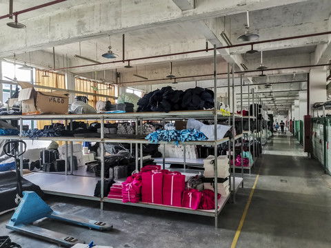 艾森絲服飾 匠心織就時尚，品質鑄就品牌——探訪現代化服裝廠車間